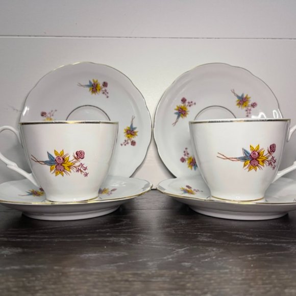 (small chips) Cmielow 2 Teacups & 4 Saucers Set - Picture 2 of 10